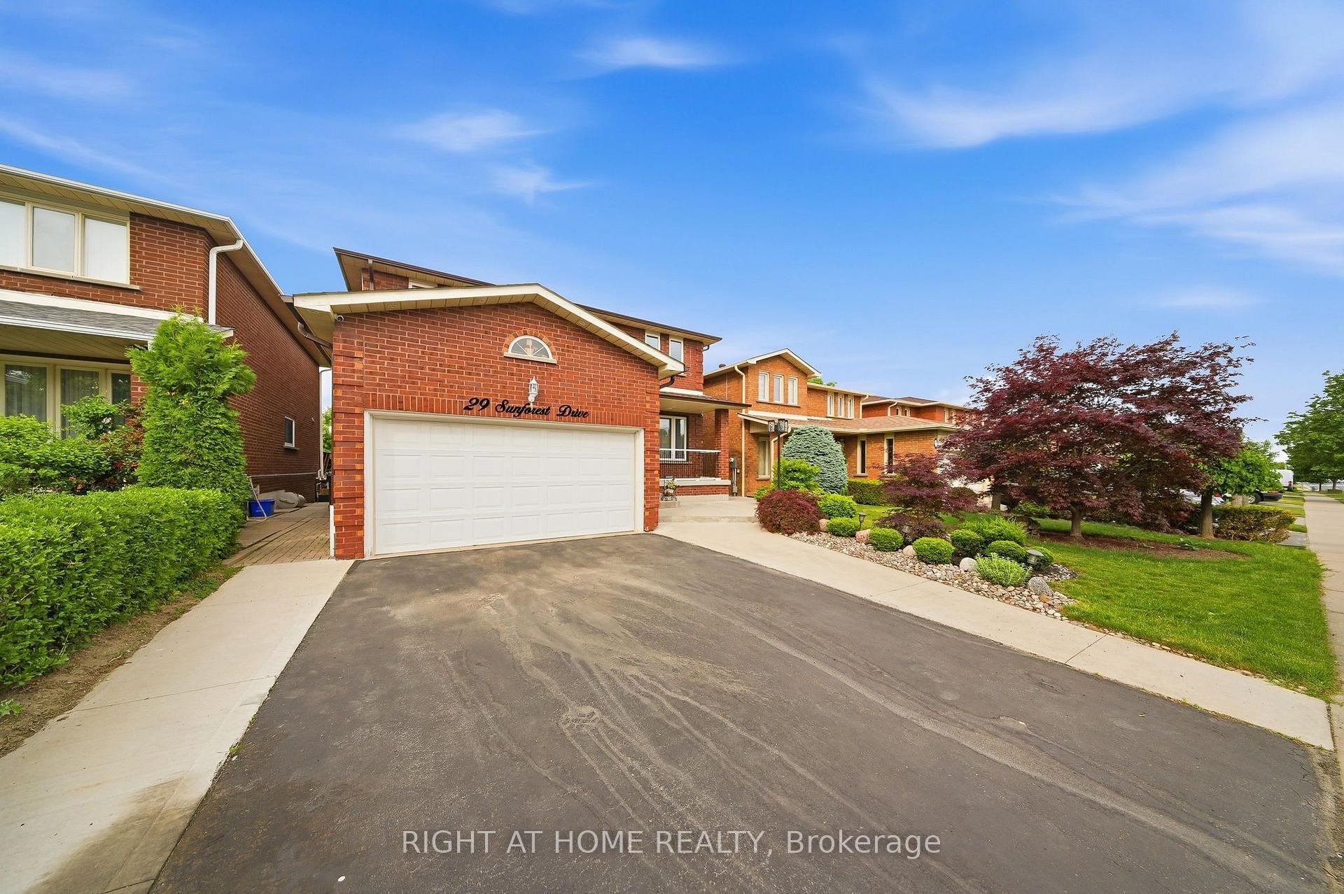 Photo 5 of 29 Sunforest Drive, Brampton, Heart Lake West — HOMEH