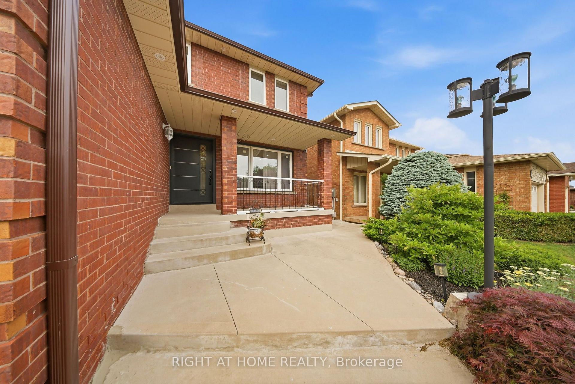 Photo 6 of 29 Sunforest Drive, Brampton, Heart Lake West — HOMEH
