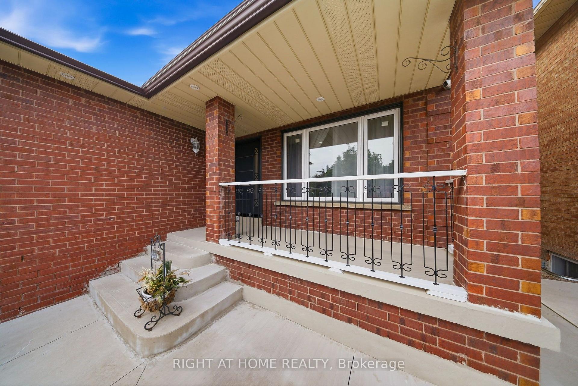 Photo 7 of 29 Sunforest Drive, Brampton, Heart Lake West — HOMEH