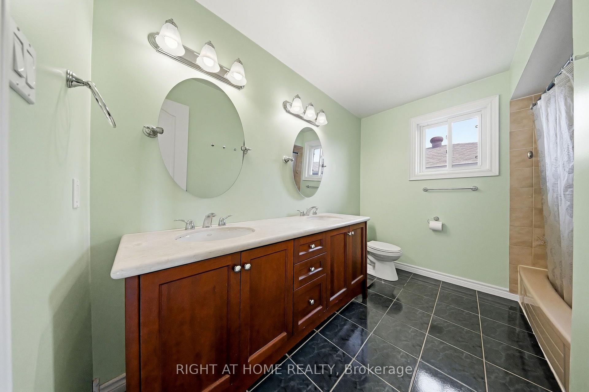 Photo 42 of 29 Sunforest Drive, Brampton, Heart Lake West — HOMEH