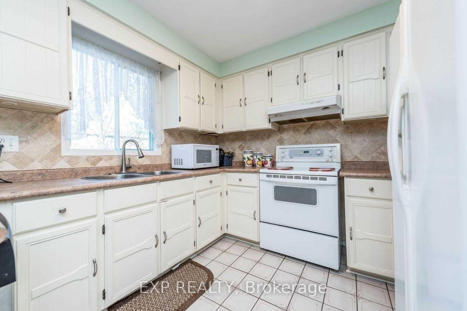 Photo 9 of 3 Shenstone Avenue, Brampton, Heart Lake West — HOMEH