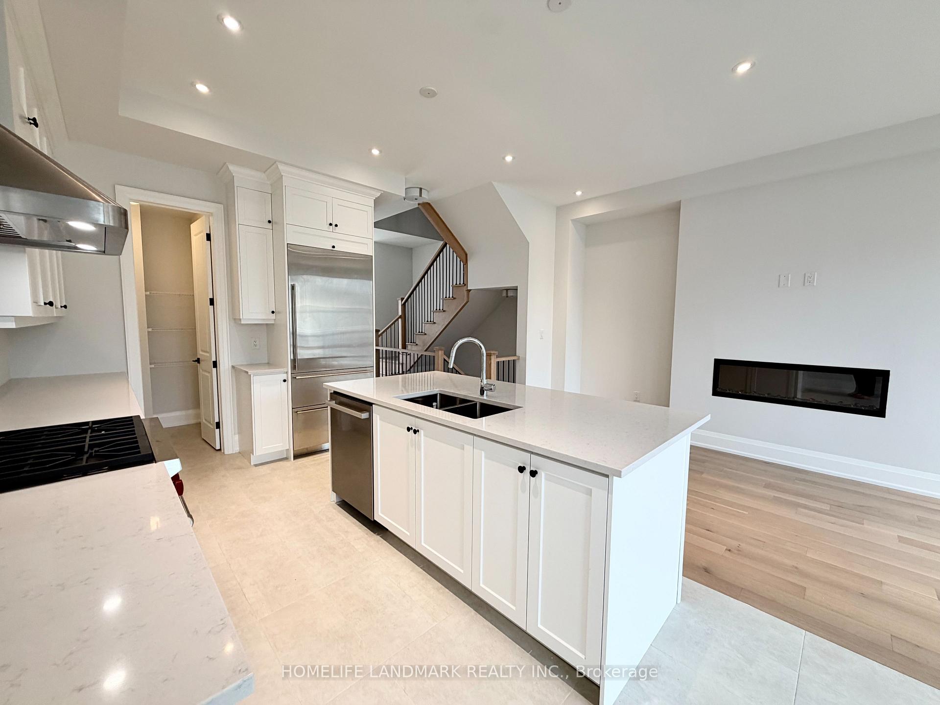 Photo 2 of 433 York Downs Boulevard, Markham, Cachet — HOMEH