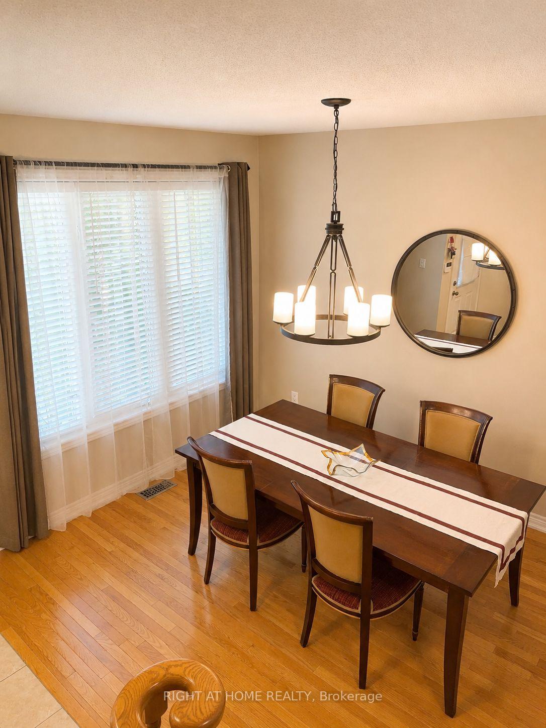 Photo 3 of 39 Pexton Avenue, Richmond Hill, Jefferson — HOMEH