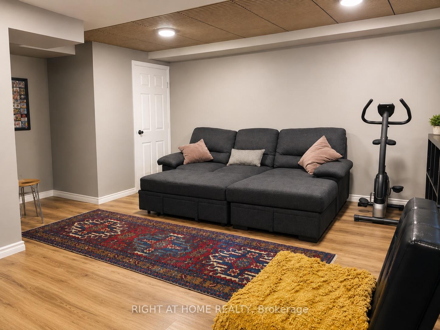 Photo 13 of 39 Pexton Avenue, Richmond Hill, Jefferson — HOMEH