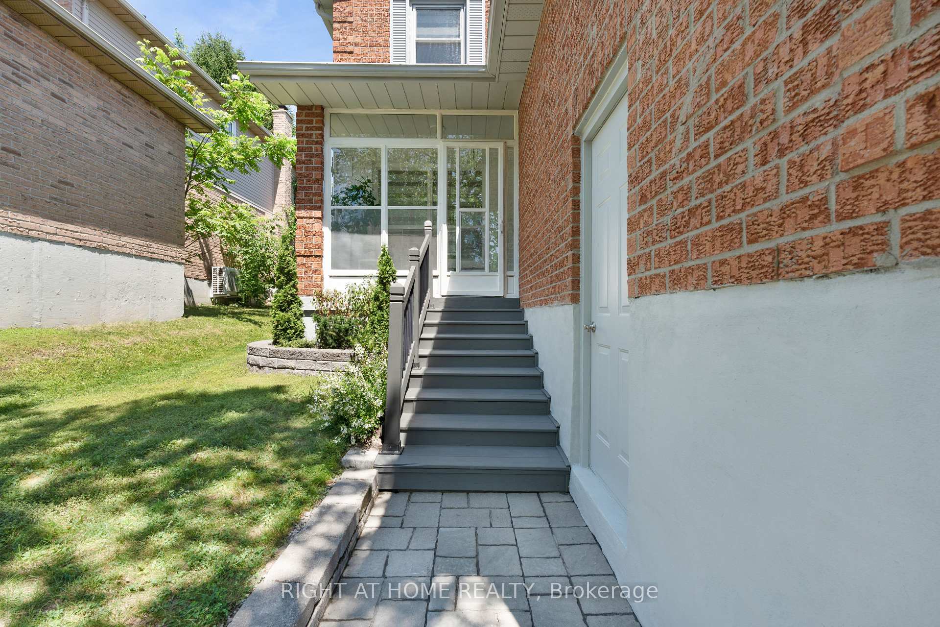 Photo 2 of 229 Billings Crescent, Newmarket, Bristol-London — HOMEH