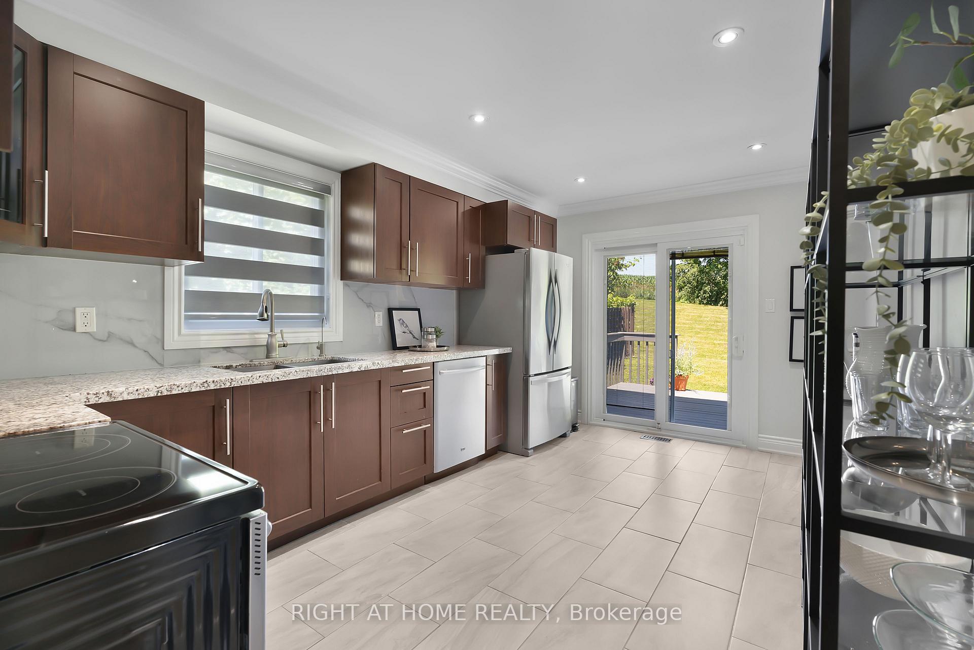 Photo 10 of 229 Billings Crescent, Newmarket, Bristol-London — HOMEH
