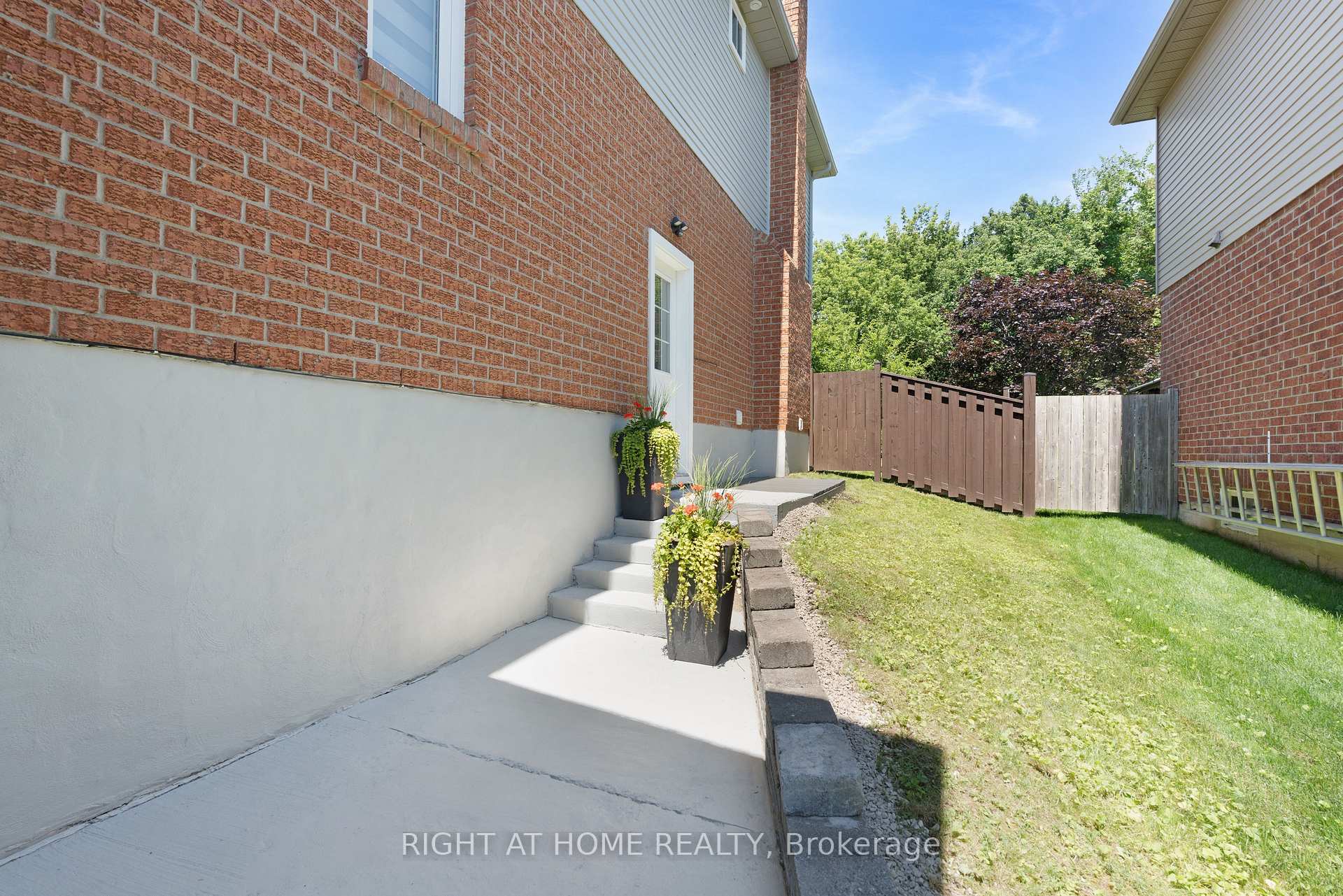 Photo 29 of 229 Billings Crescent, Newmarket, Bristol-London — HOMEH