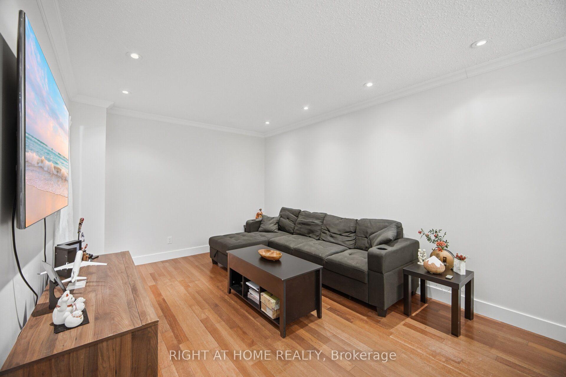 Photo 2 of 121 Bob O'link Avenue, Vaughan, Glen Shields — HOMEH