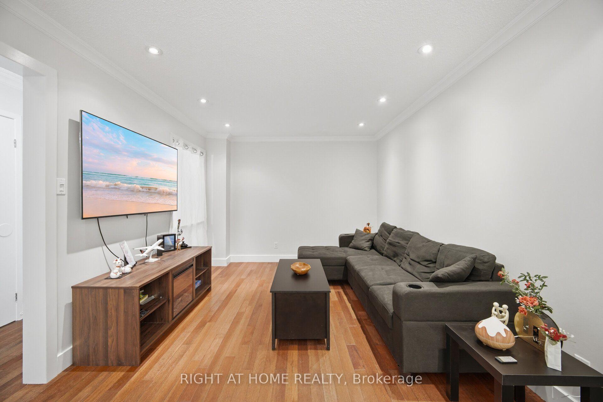 Photo 3 of 121 Bob O'link Avenue, Vaughan, Glen Shields — HOMEH
