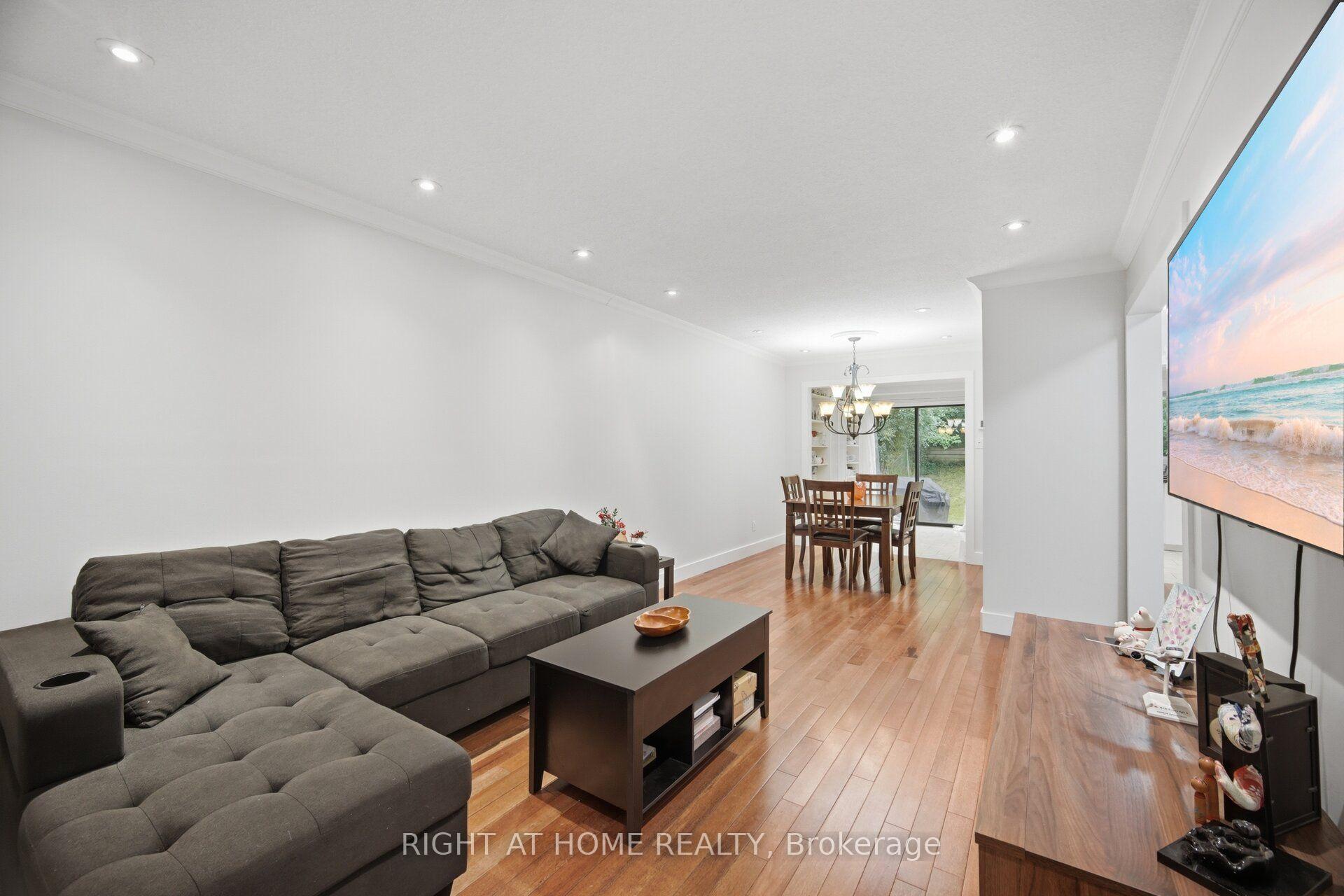 Photo 4 of 121 Bob O'link Avenue, Vaughan, Glen Shields — HOMEH