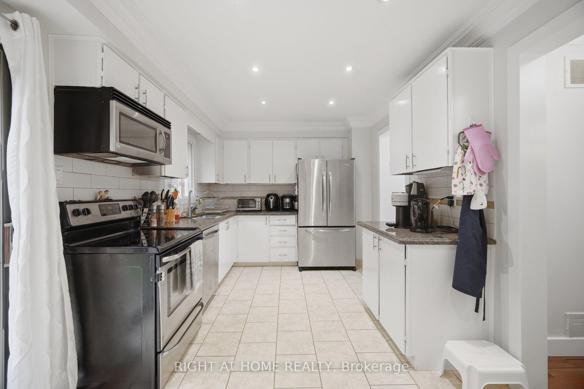 Photo 8 of 121 Bob O'link Avenue, Vaughan, Glen Shields — HOMEH
