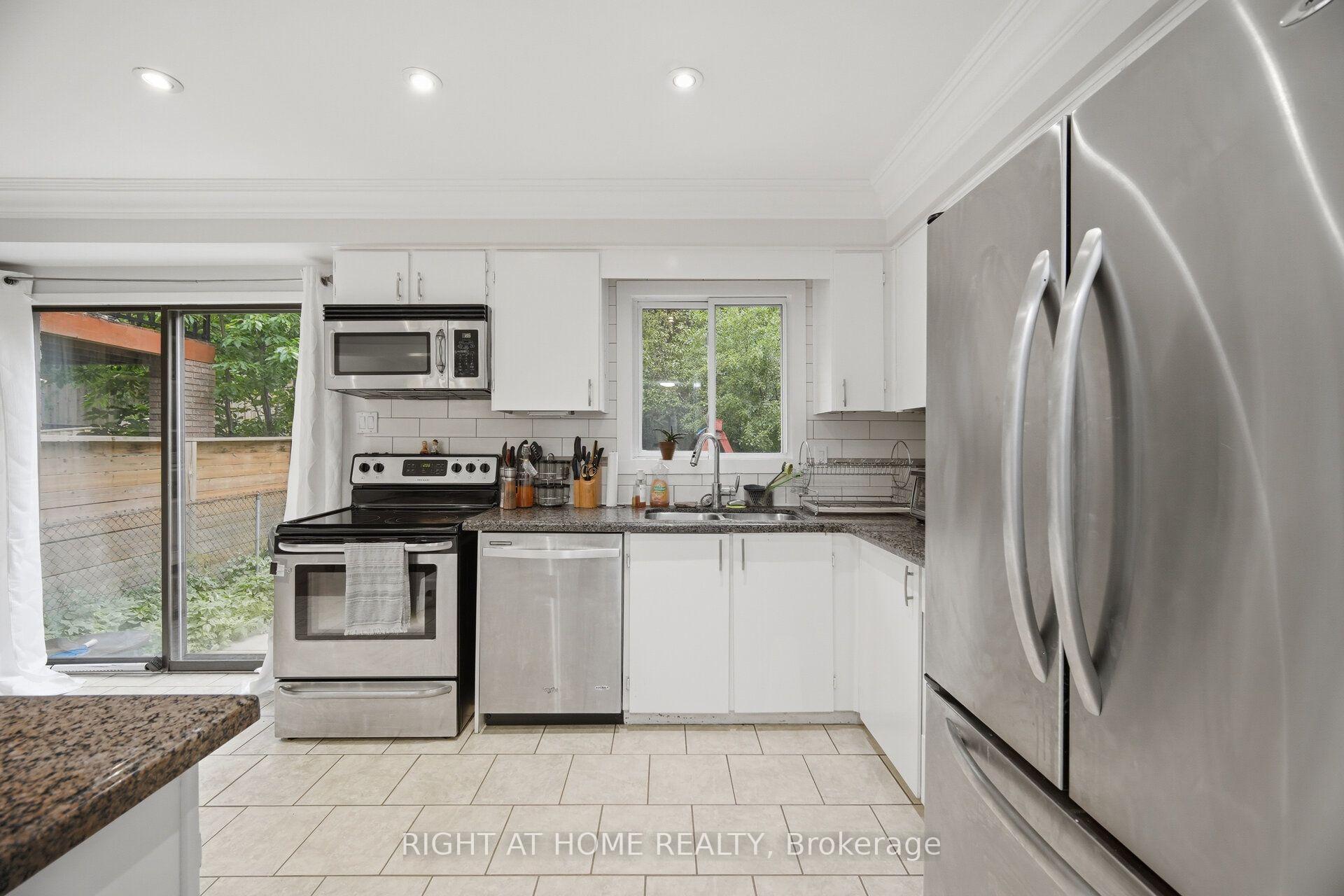 Photo 9 of 121 Bob O'link Avenue, Vaughan, Glen Shields — HOMEH