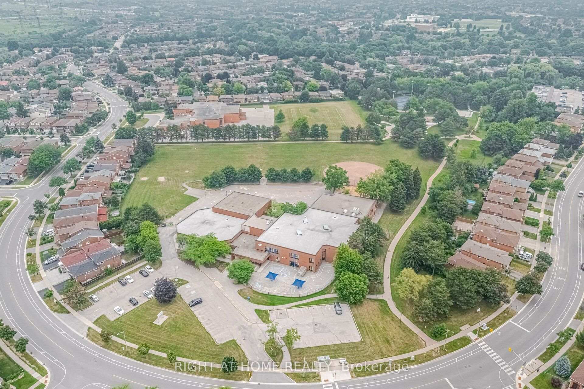 Photo 38 of 121 Bob O'link Avenue, Vaughan, Glen Shields — HOMEH