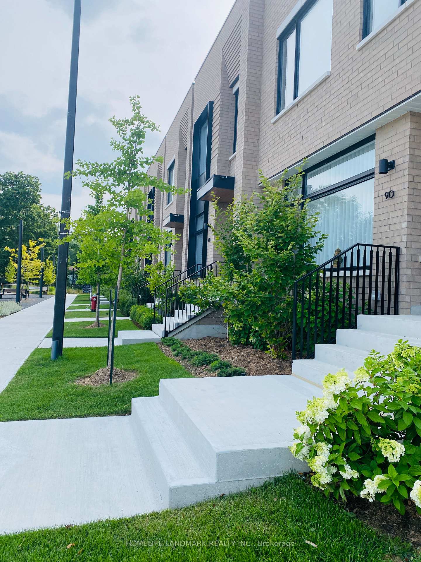 Photo 2 of 60 Lou Parsons Way, Mississauga, Port Credit — HOMEH
