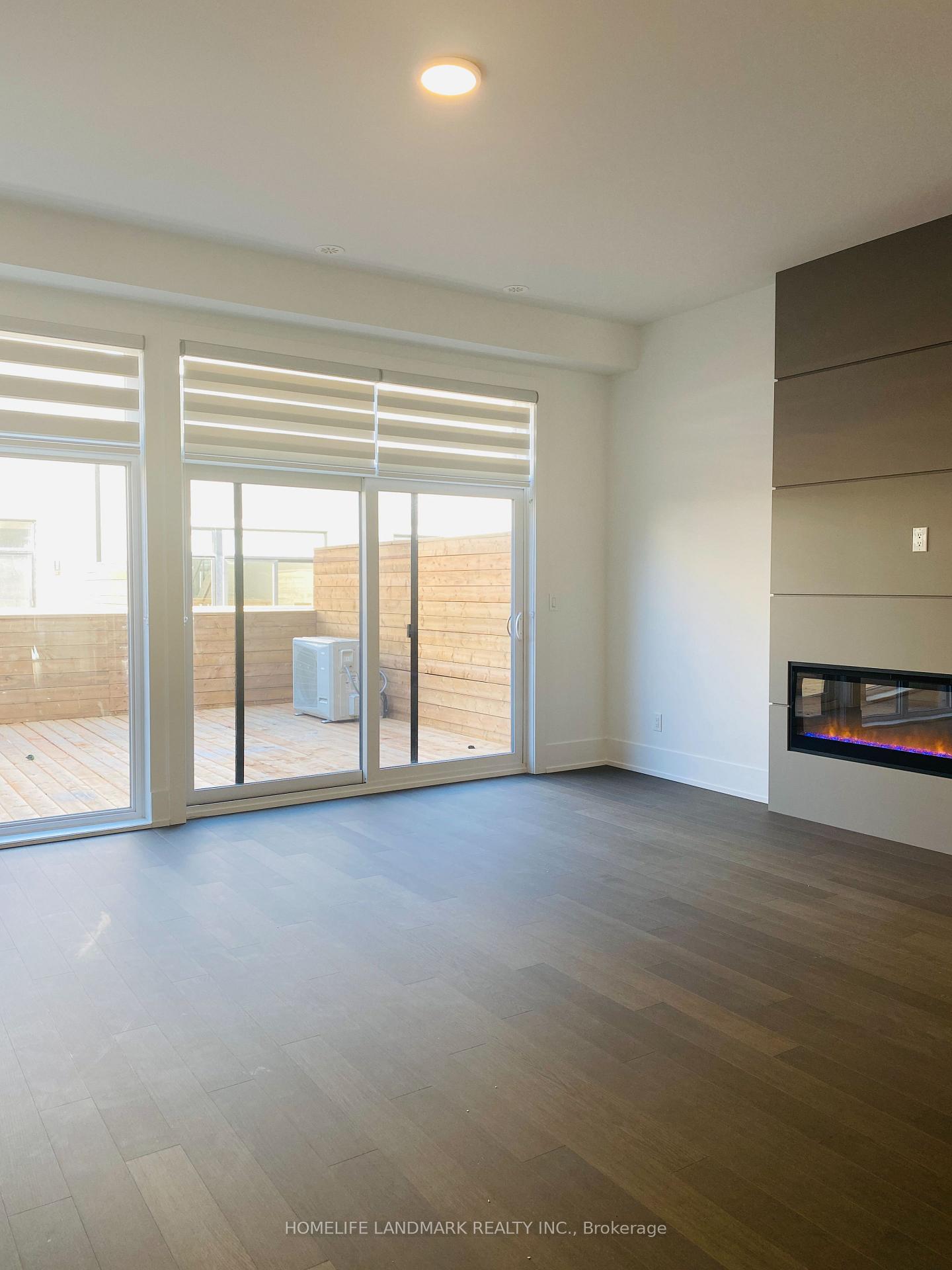 Photo 4 of 60 Lou Parsons Way, Mississauga, Port Credit — HOMEH