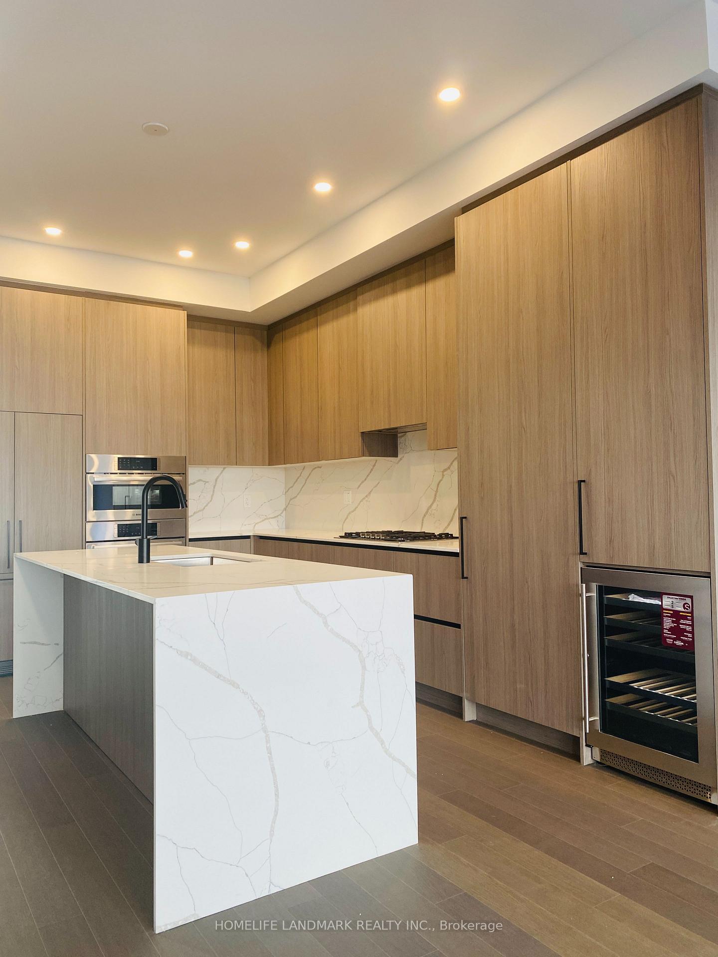 Photo 5 of 60 Lou Parsons Way, Mississauga, Port Credit — HOMEH