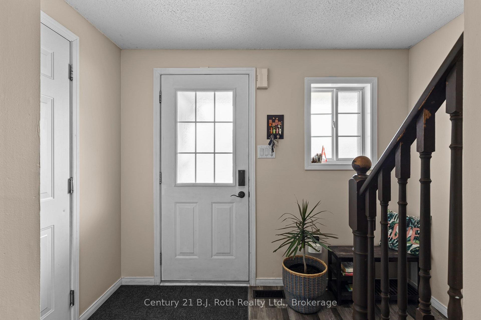 Photo 3 of 33 Courtney Crescent, Barrie, Painswick South — HOMEH