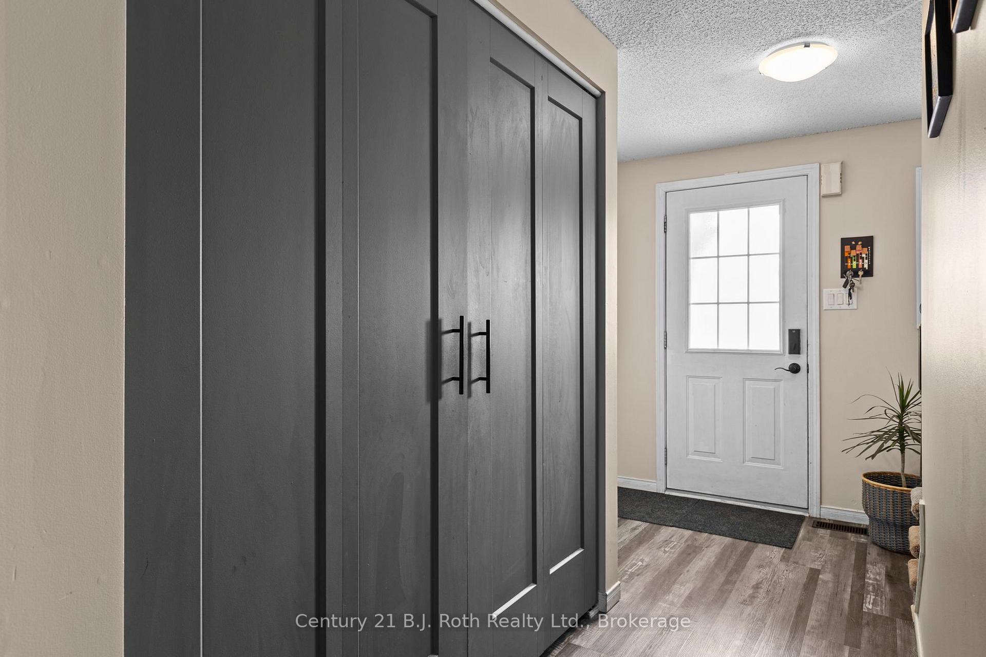 Photo 4 of 33 Courtney Crescent, Barrie, Painswick South — HOMEH