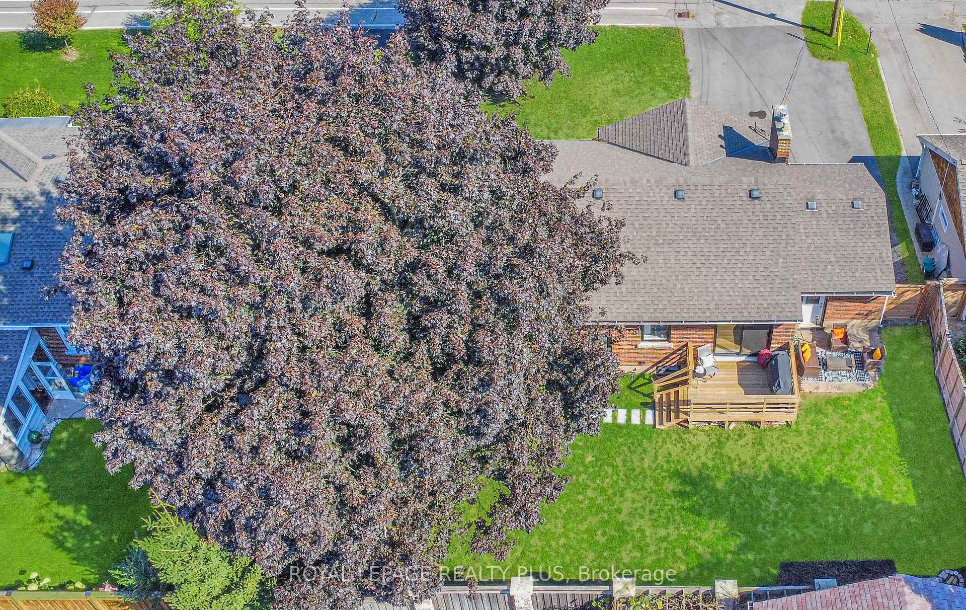 Photo 3 of 884 Eagle Drive, Burlington, LaSalle — HOMEH
