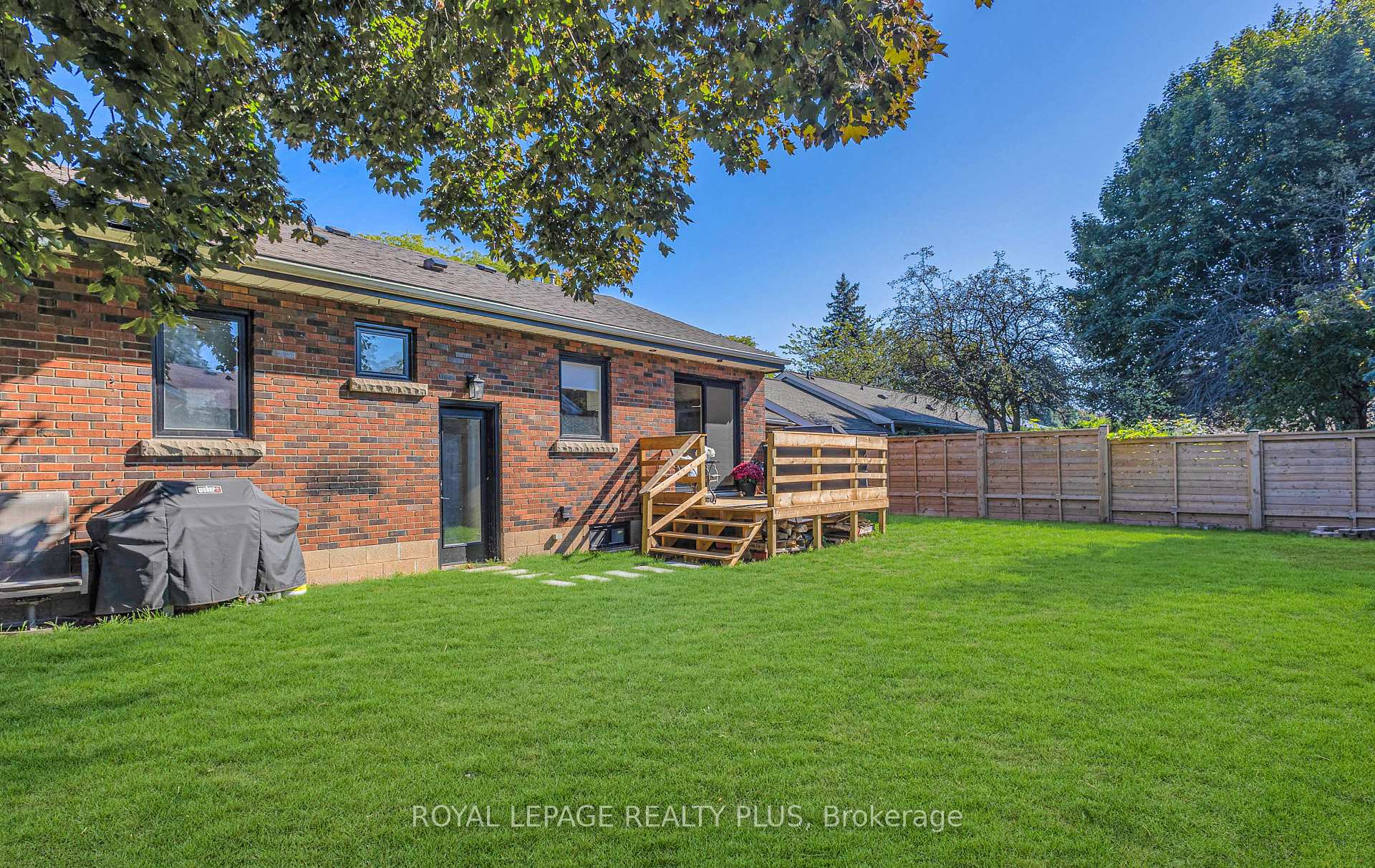 Photo 4 of 884 Eagle Drive, Burlington, LaSalle — HOMEH