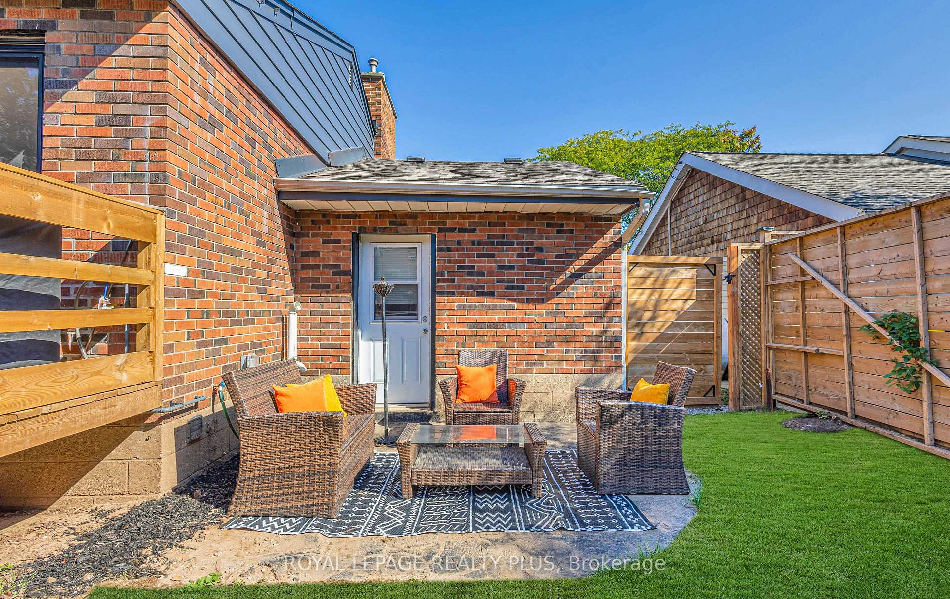 Photo 5 of 884 Eagle Drive, Burlington, LaSalle — HOMEH