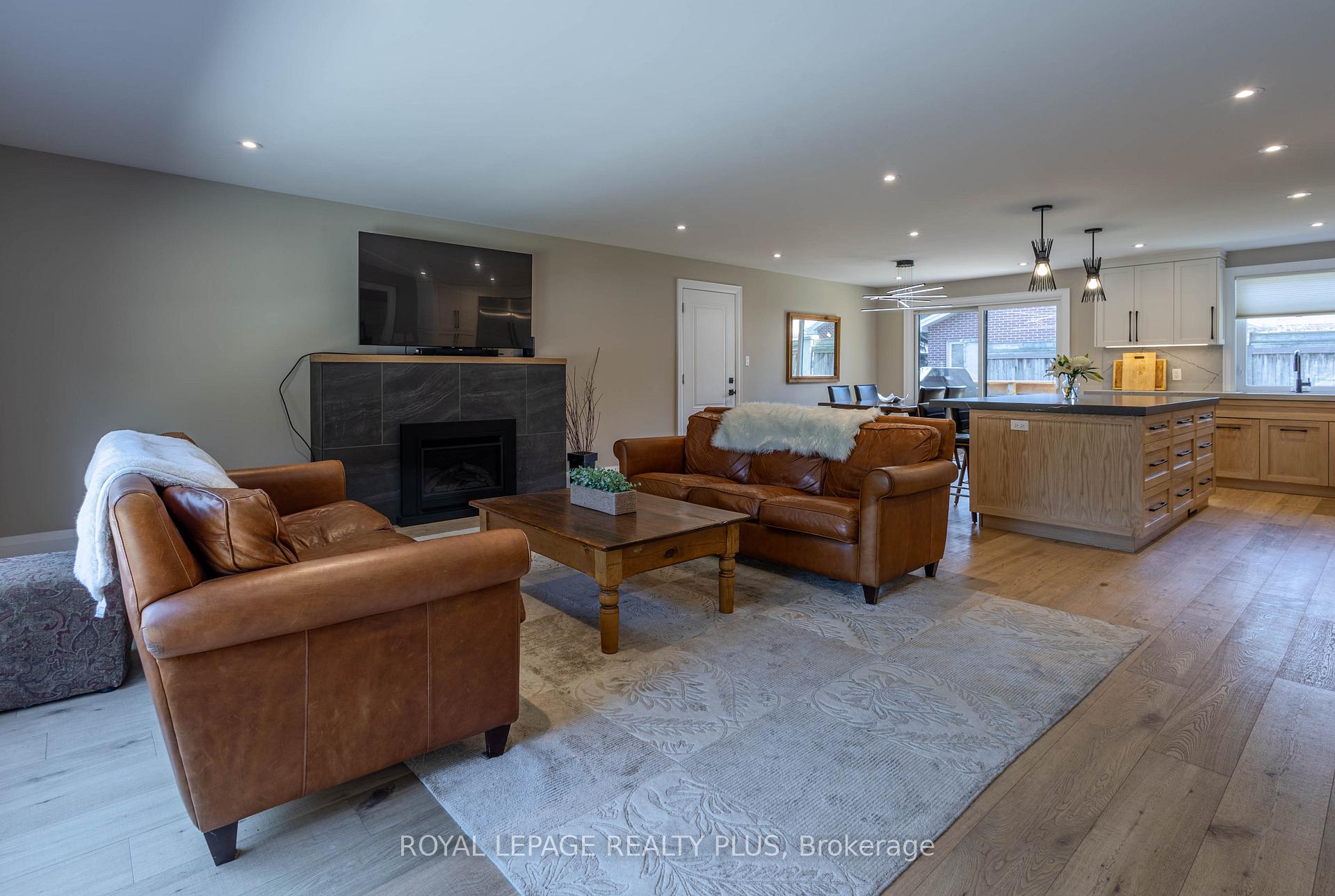 Photo 7 of 884 Eagle Drive, Burlington, LaSalle — HOMEH