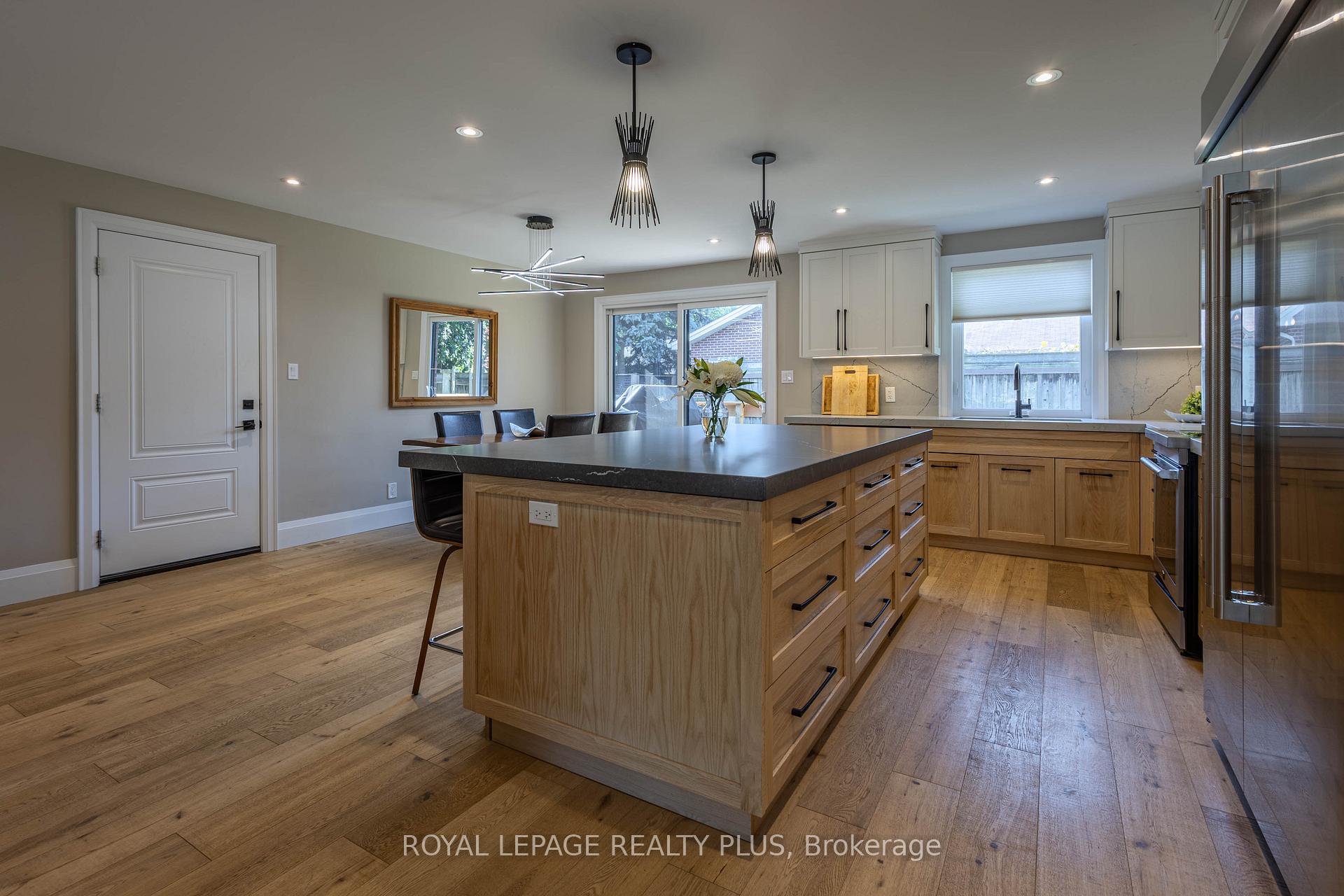 Photo 8 of 884 Eagle Drive, Burlington, LaSalle — HOMEH