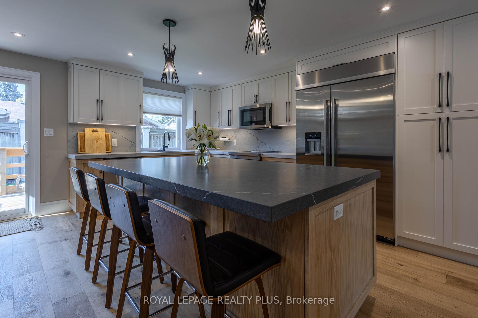Photo 10 of 884 Eagle Drive, Burlington, LaSalle — HOMEH