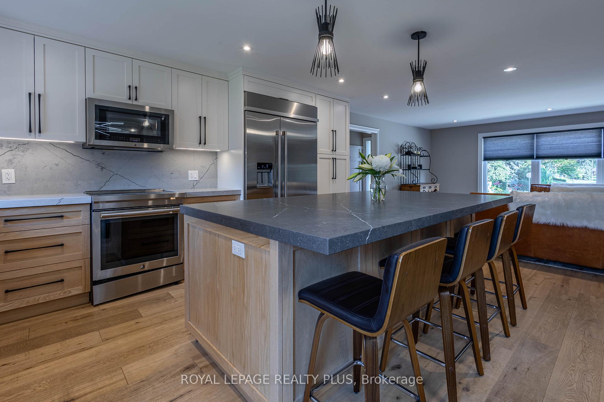 Photo 11 of 884 Eagle Drive, Burlington, LaSalle — HOMEH