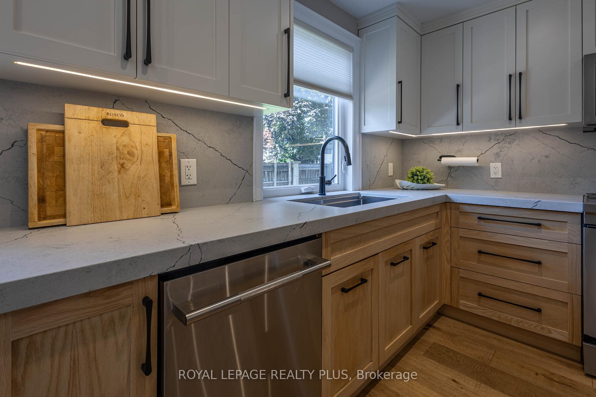 Photo 12 of 884 Eagle Drive, Burlington, LaSalle — HOMEH