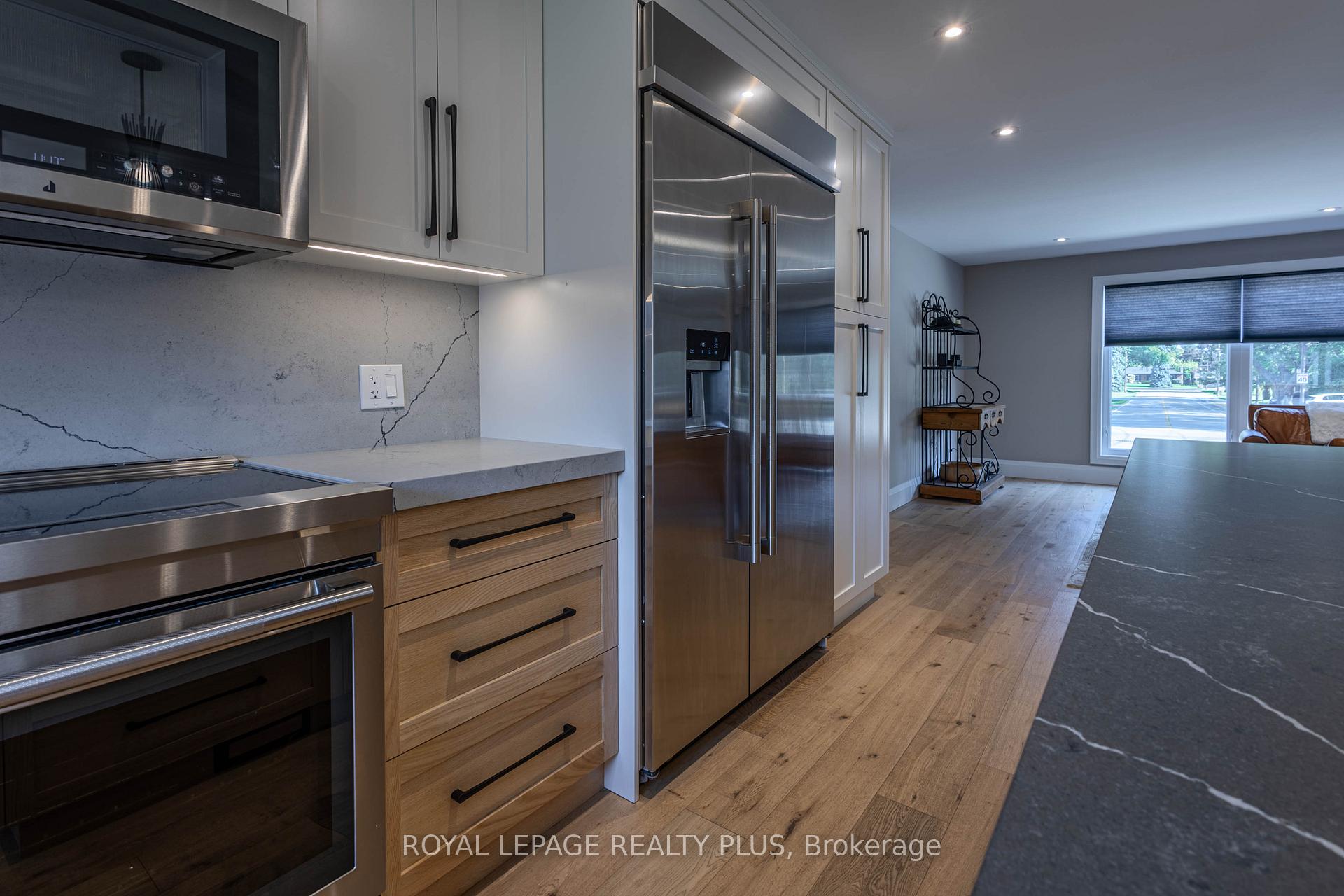 Photo 13 of 884 Eagle Drive, Burlington, LaSalle — HOMEH