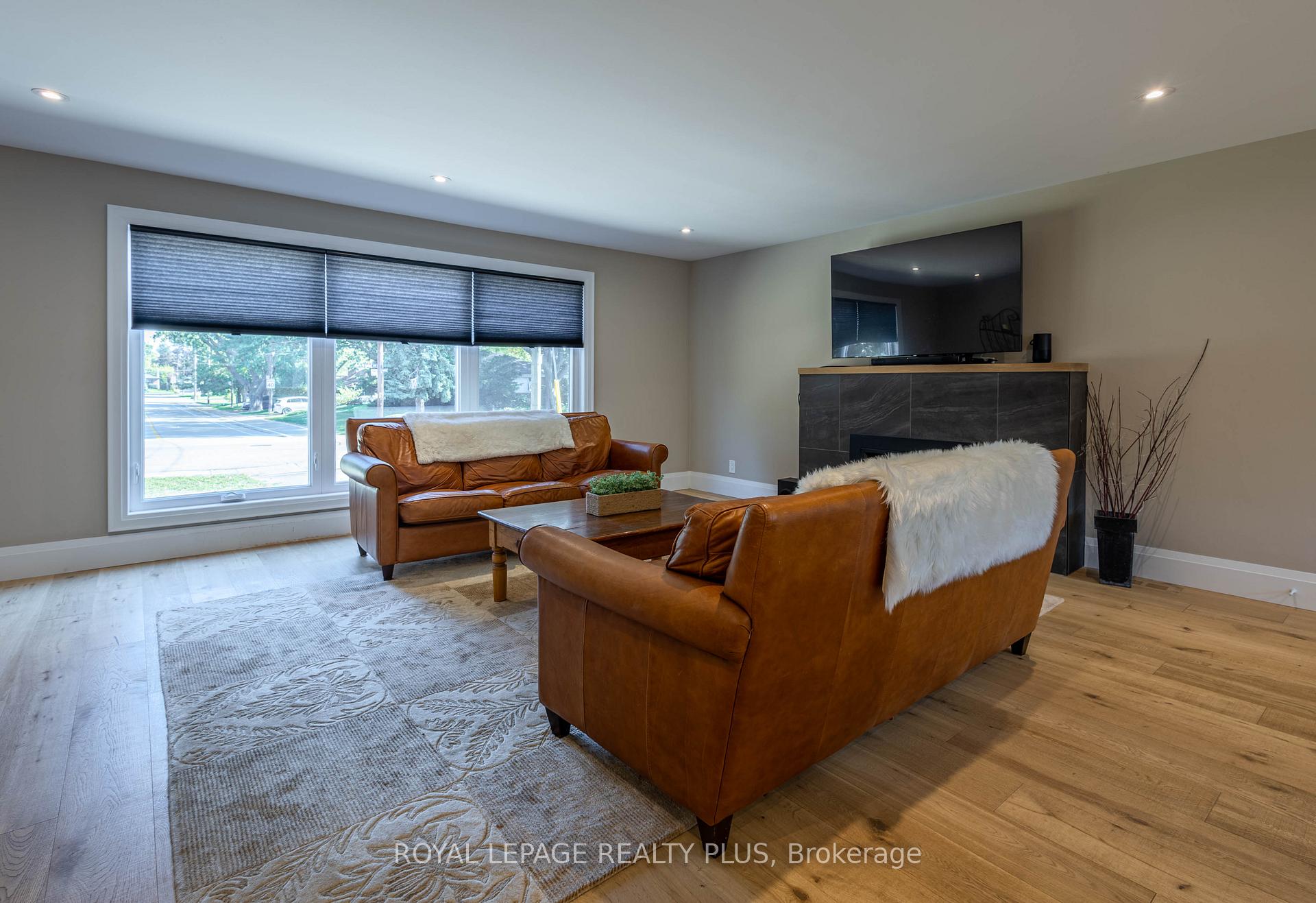 Photo 15 of 884 Eagle Drive, Burlington, LaSalle — HOMEH