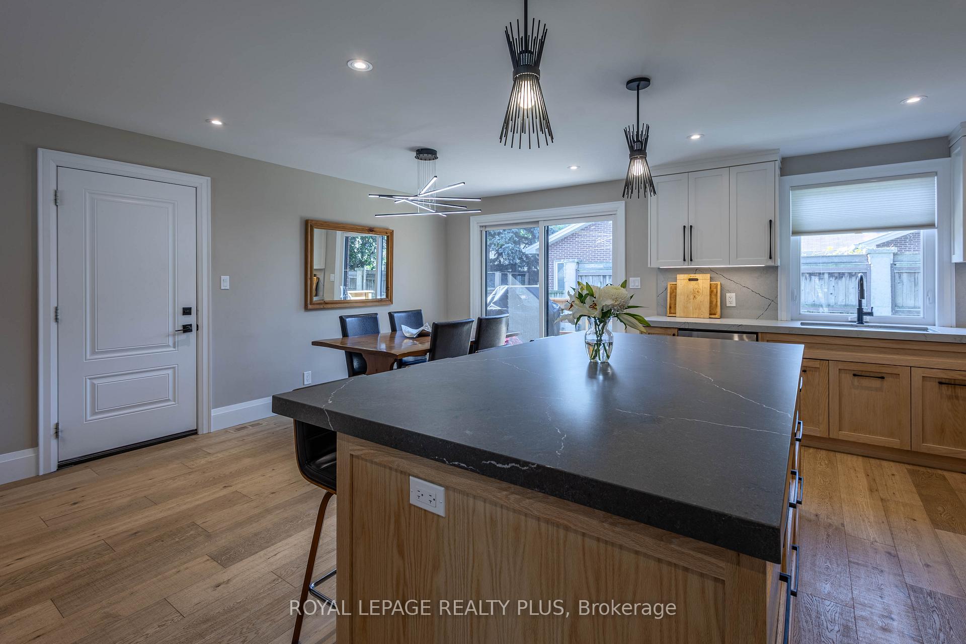 Photo 17 of 884 Eagle Drive, Burlington, LaSalle — HOMEH
