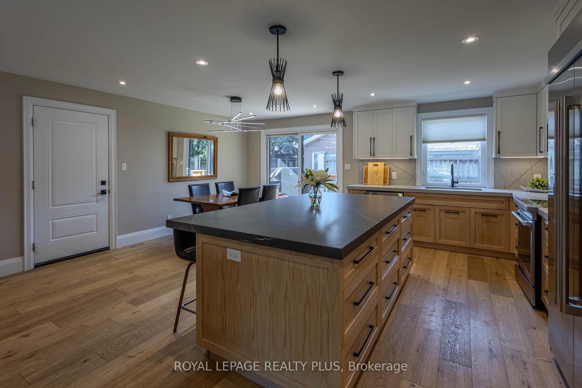 Photo 18 of 884 Eagle Drive, Burlington, LaSalle — HOMEH