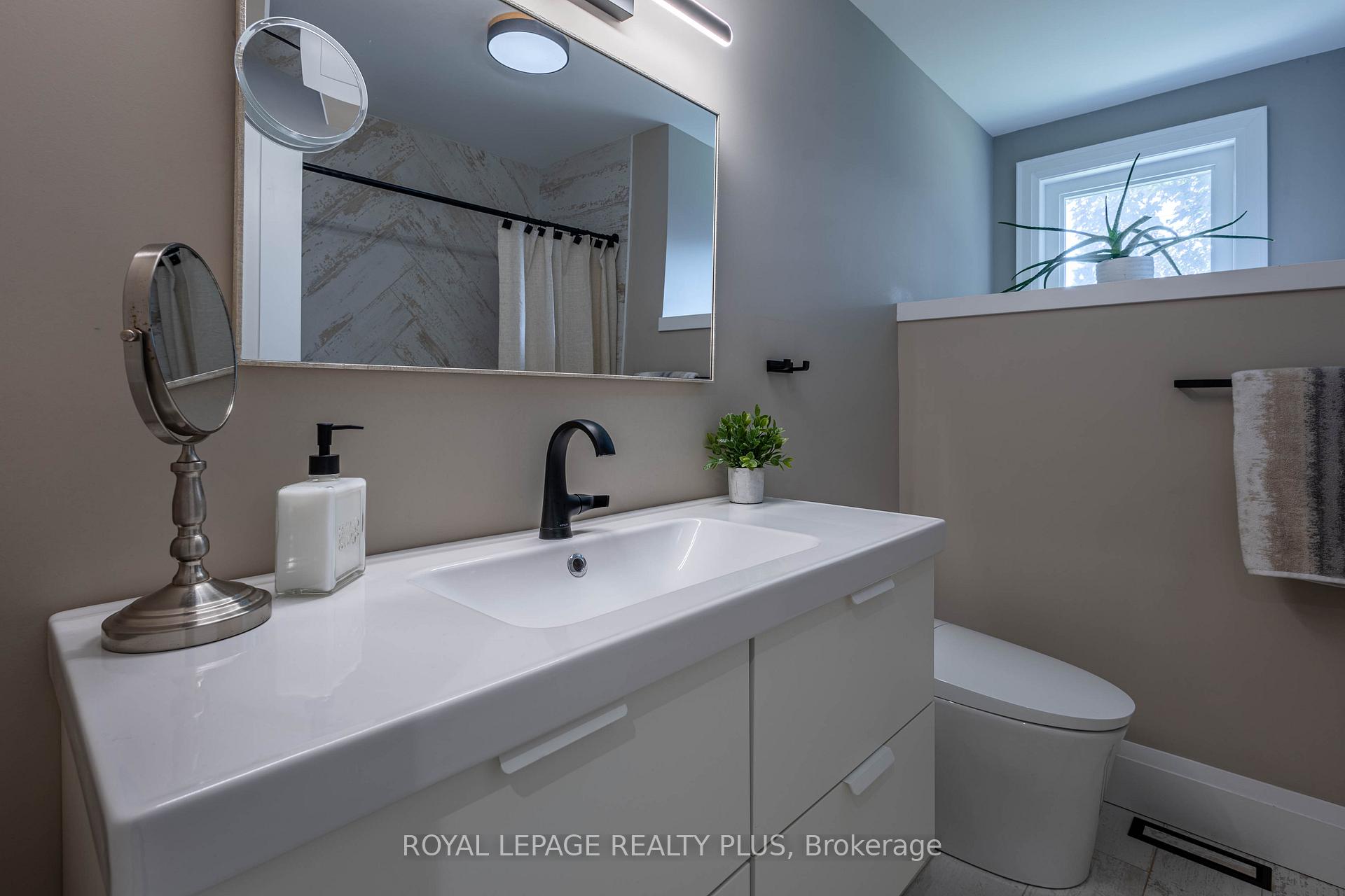 Photo 20 of 884 Eagle Drive, Burlington, LaSalle — HOMEH
