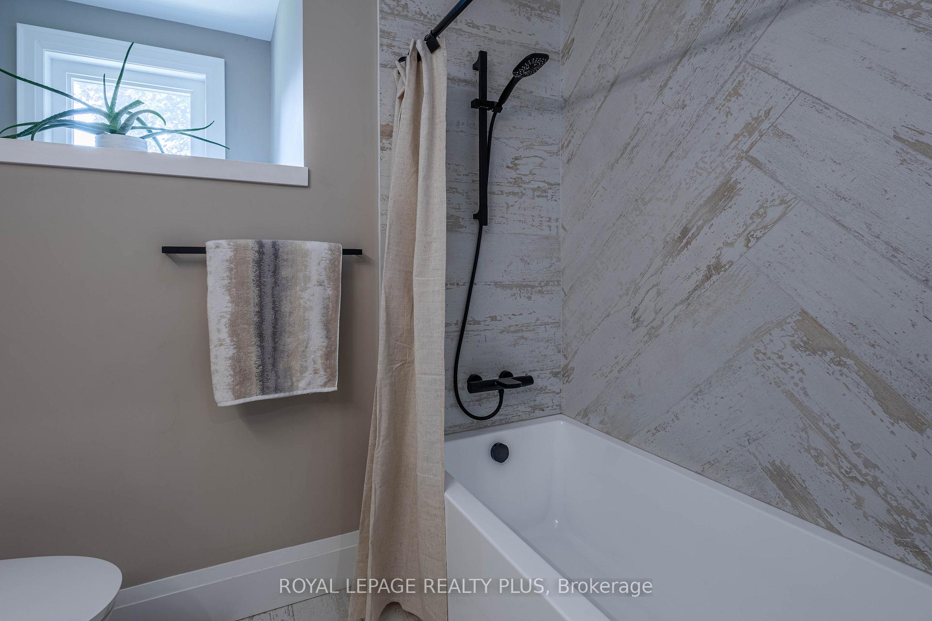 Photo 21 of 884 Eagle Drive, Burlington, LaSalle — HOMEH