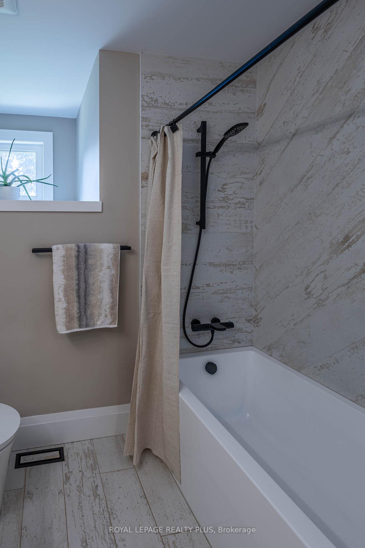 Photo 22 of 884 Eagle Drive, Burlington, LaSalle — HOMEH