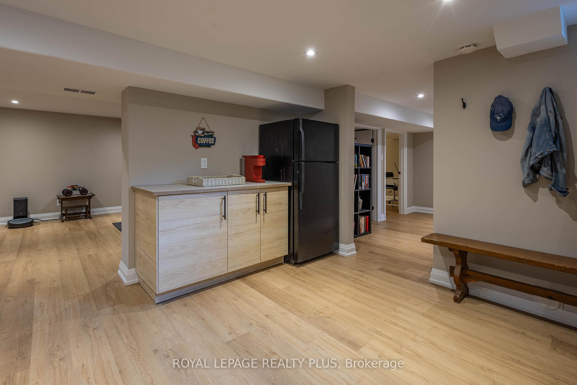 Photo 32 of 884 Eagle Drive, Burlington, LaSalle — HOMEH