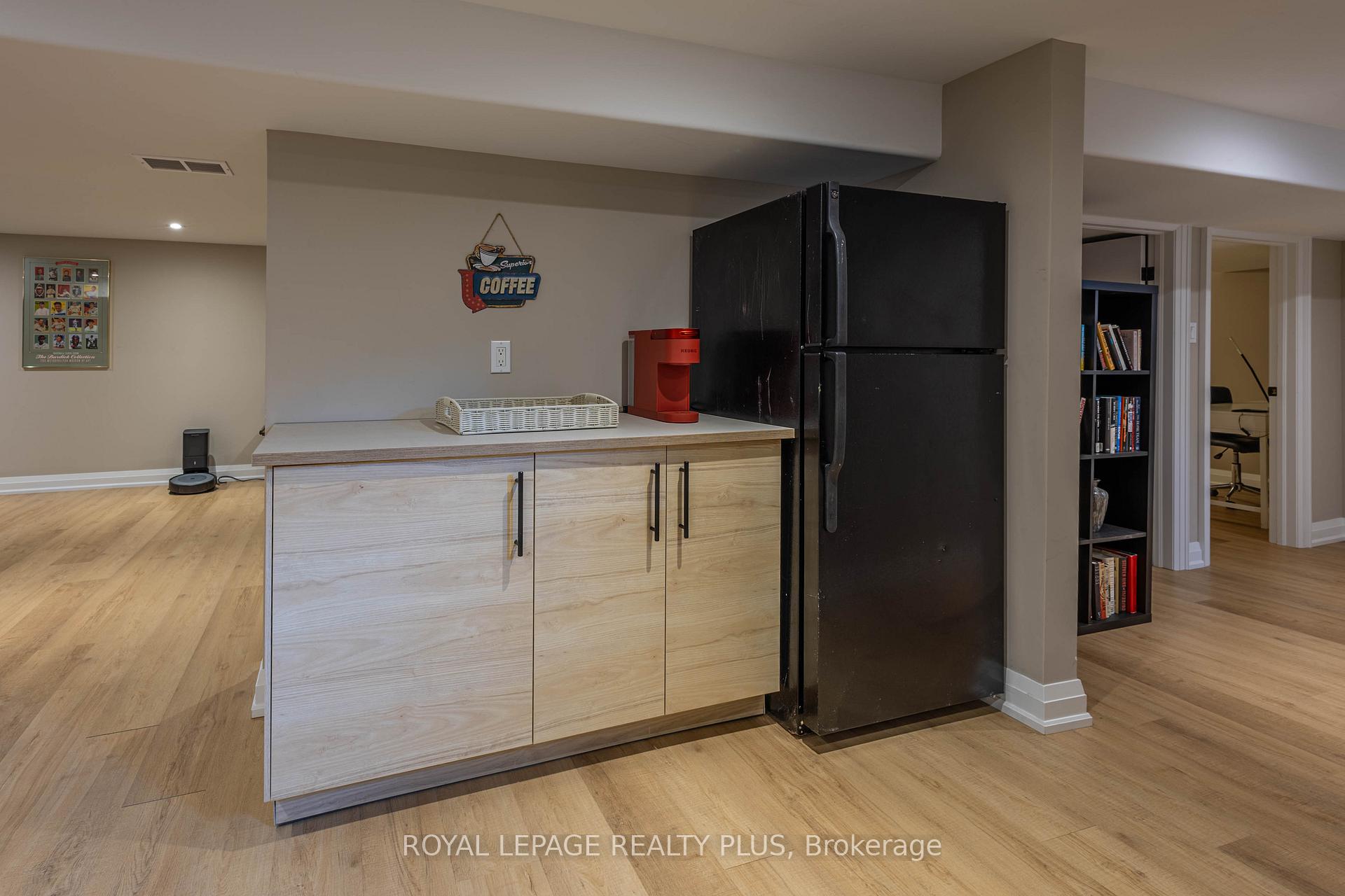Photo 35 of 884 Eagle Drive, Burlington, LaSalle — HOMEH
