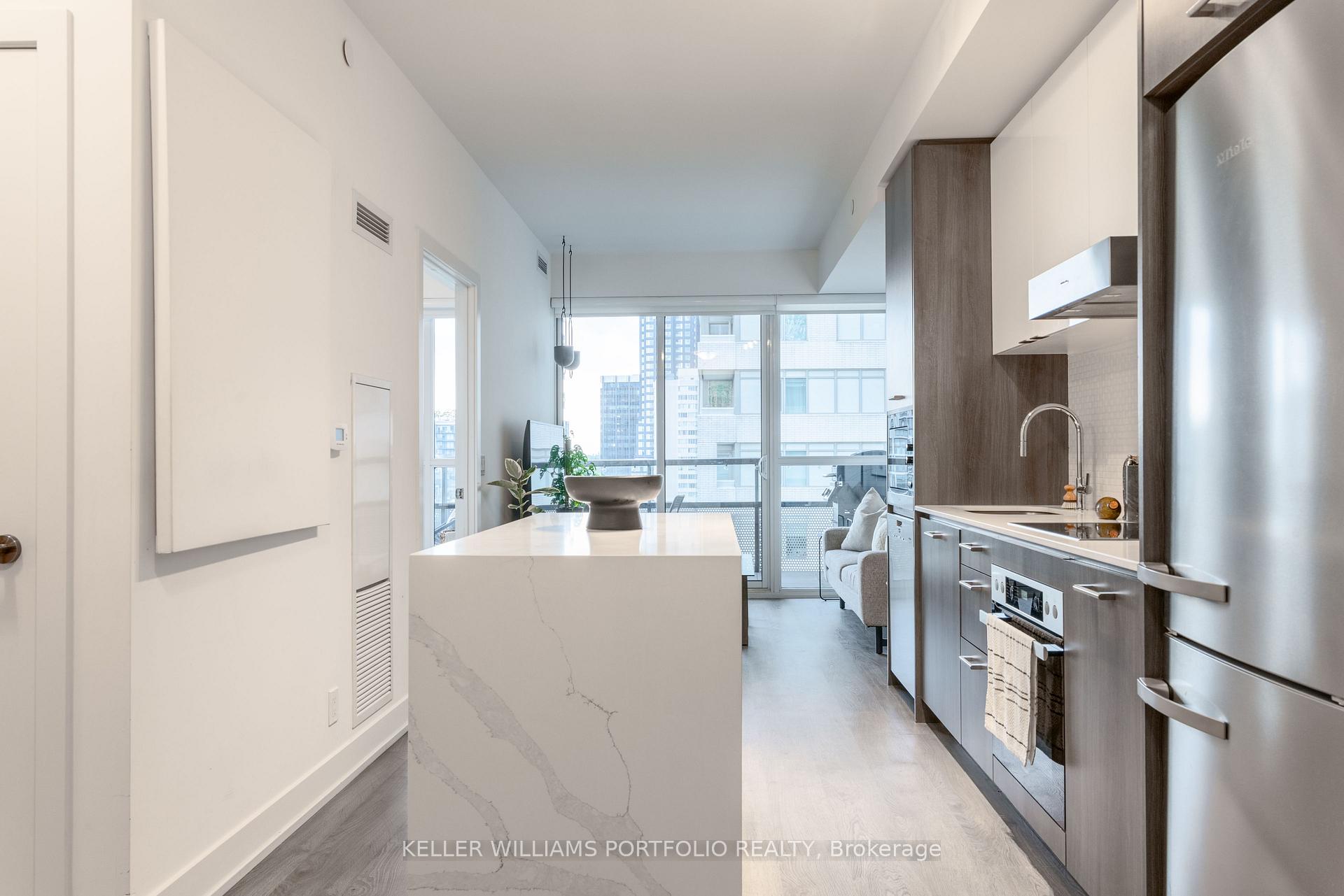 Photo 2 of Unit 706, 11 Lillian Street, Toronto, Mount Pleasant West — HOMEH