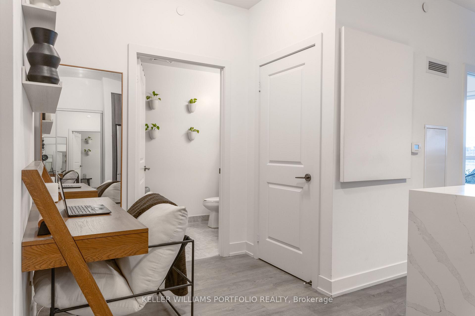Photo 3 of Unit 706, 11 Lillian Street, Toronto, Mount Pleasant West — HOMEH