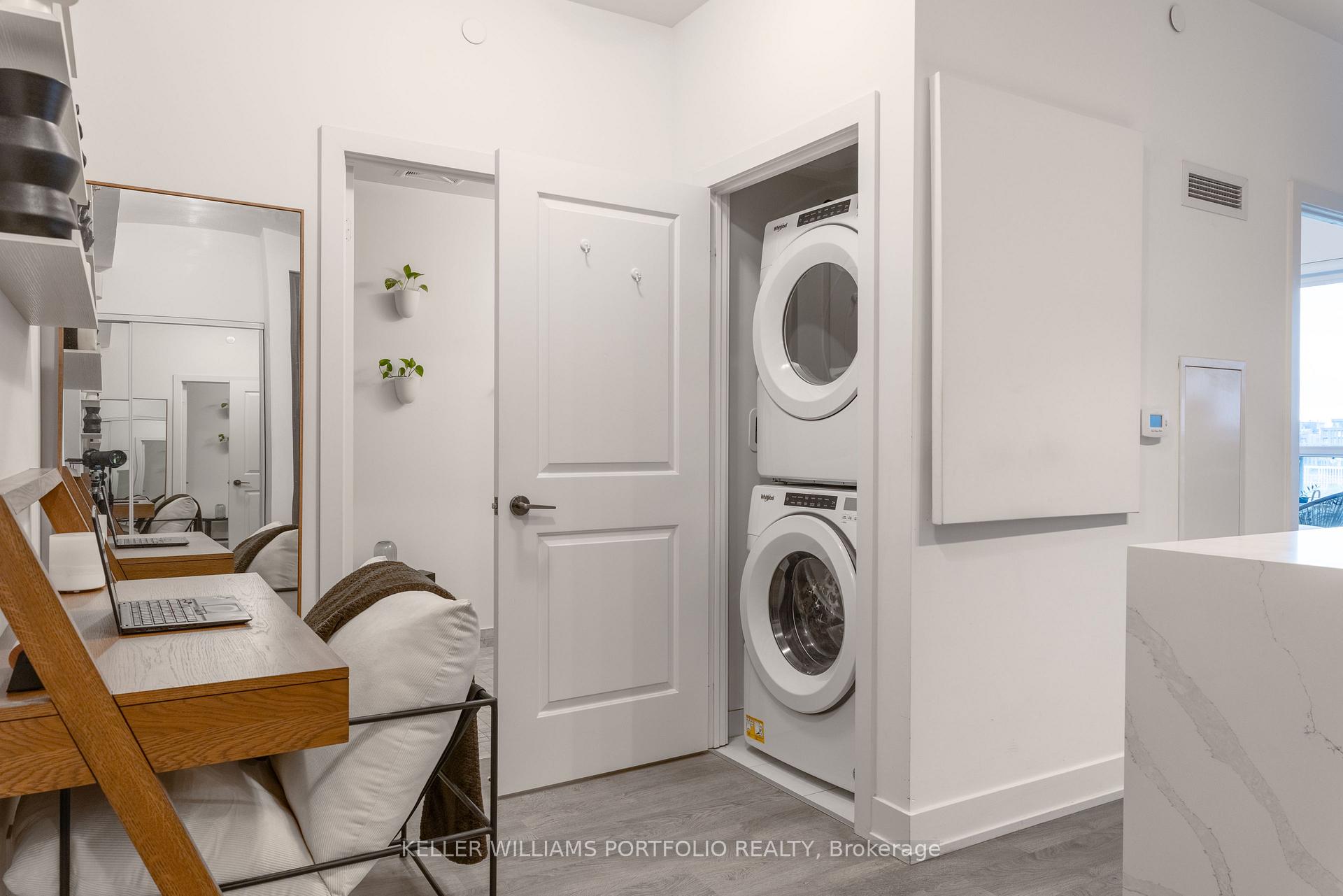 Photo 4 of Unit 706, 11 Lillian Street, Toronto, Mount Pleasant West — HOMEH
