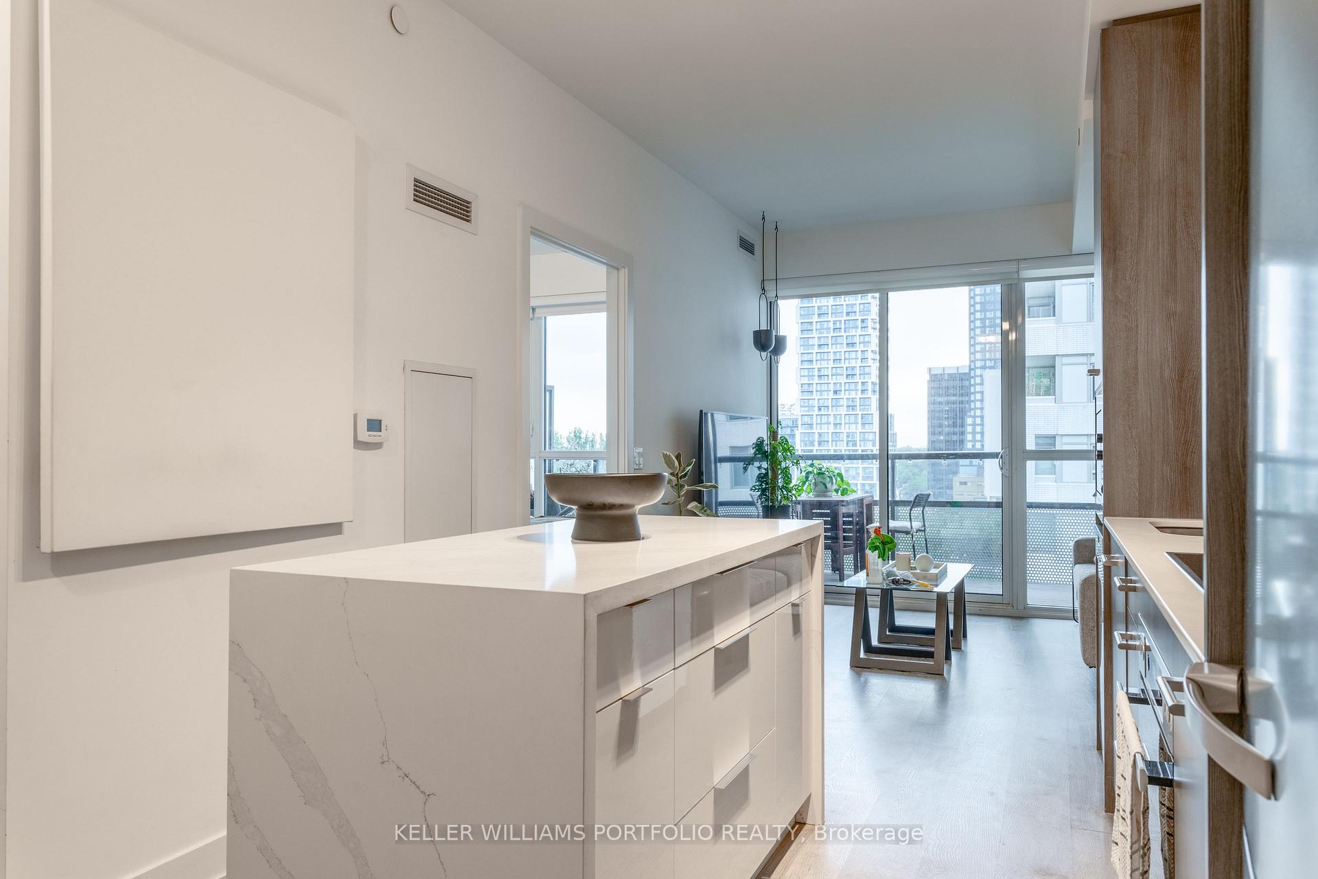 Photo 12 of Unit 706, 11 Lillian Street, Toronto, Mount Pleasant West — HOMEH