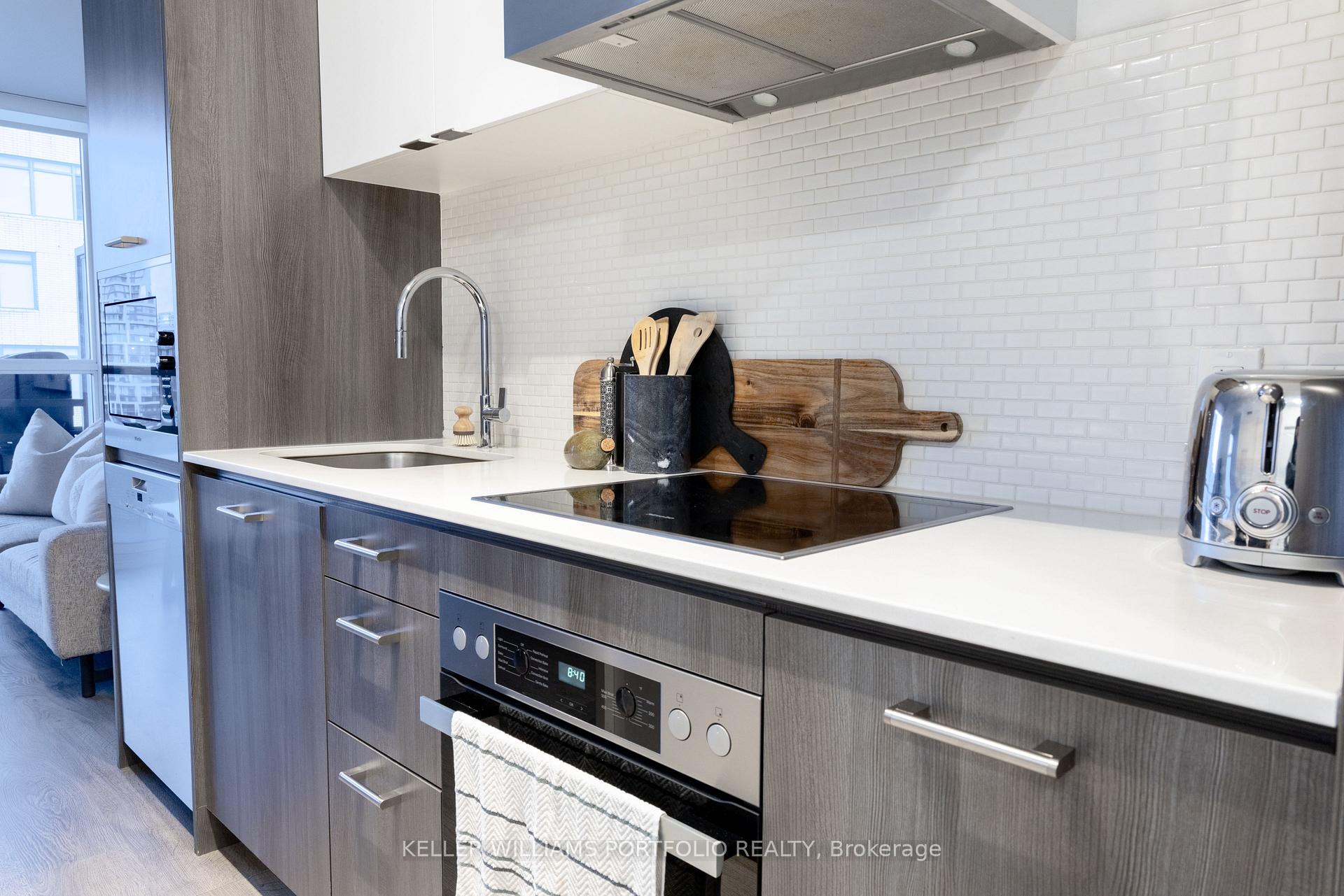 Photo 13 of Unit 706, 11 Lillian Street, Toronto, Mount Pleasant West — HOMEH