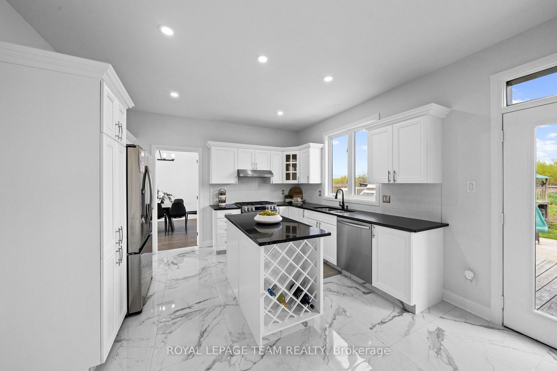 Photo 11 of 6936 Mary Anne Drive, Ottawa, Greely — HOMEH