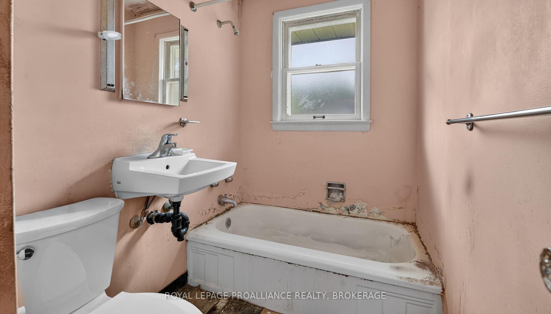 Photo 23 of 267 Lakeview Avenue, Kingston, City SouthWest — HOMEH