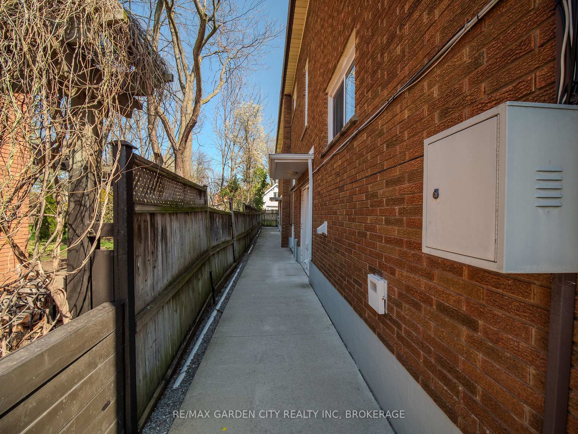 Photo 7 of 25 Ottawa Street, St. Catharines, Downtown — HOMEH