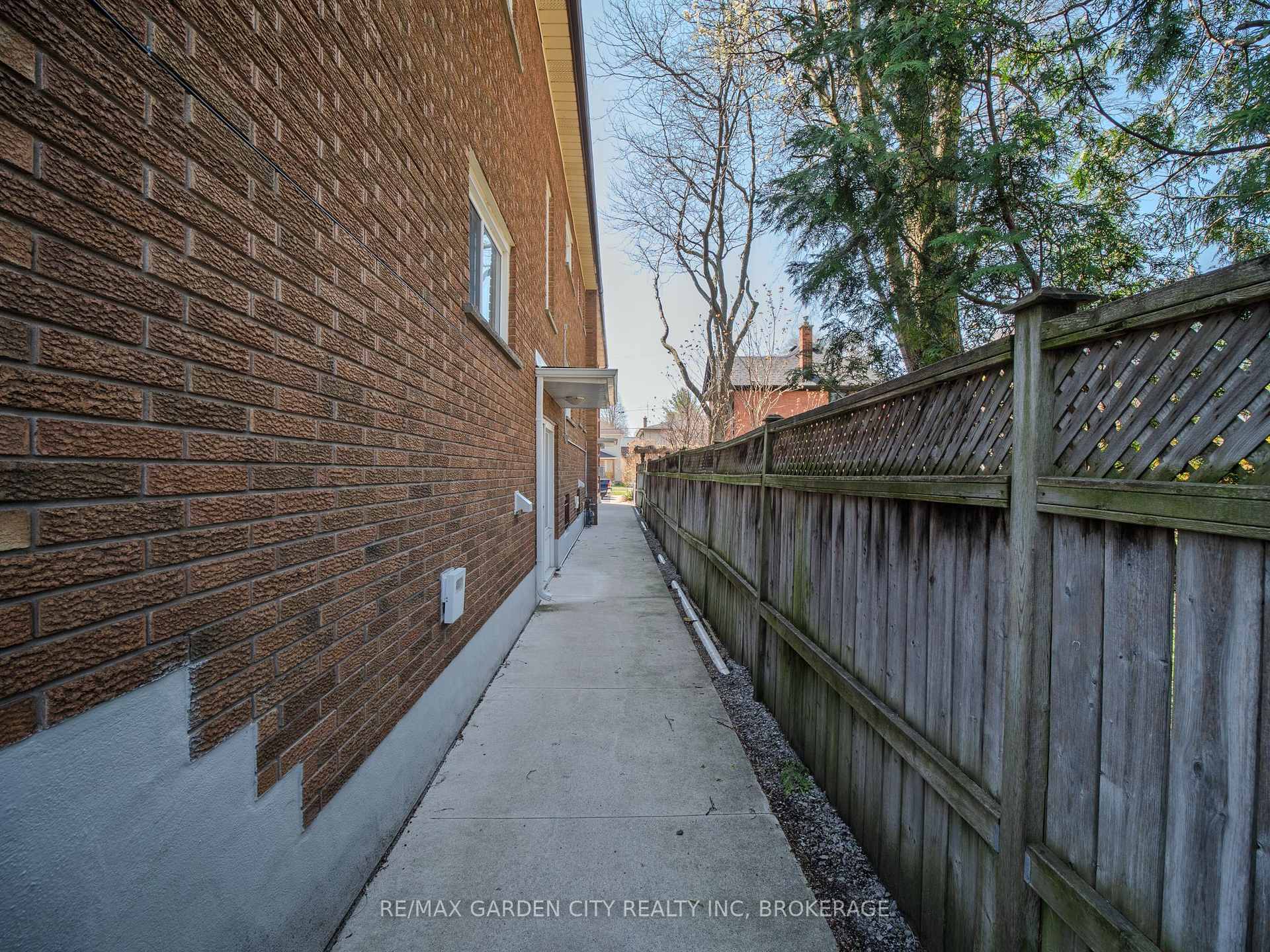 Photo 8 of 25 Ottawa Street, St. Catharines, Downtown — HOMEH