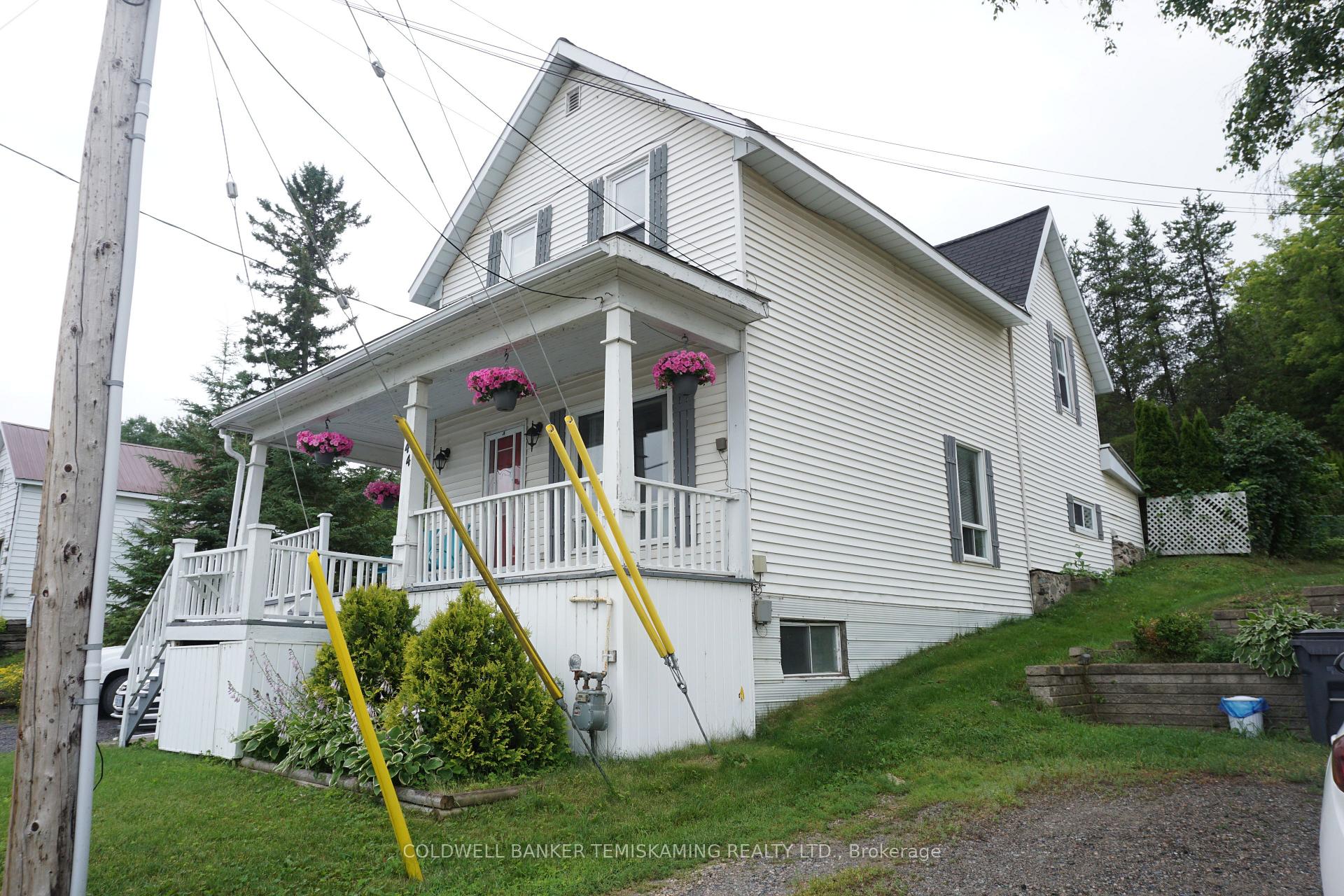 Front of 444 Lakeshore Road N