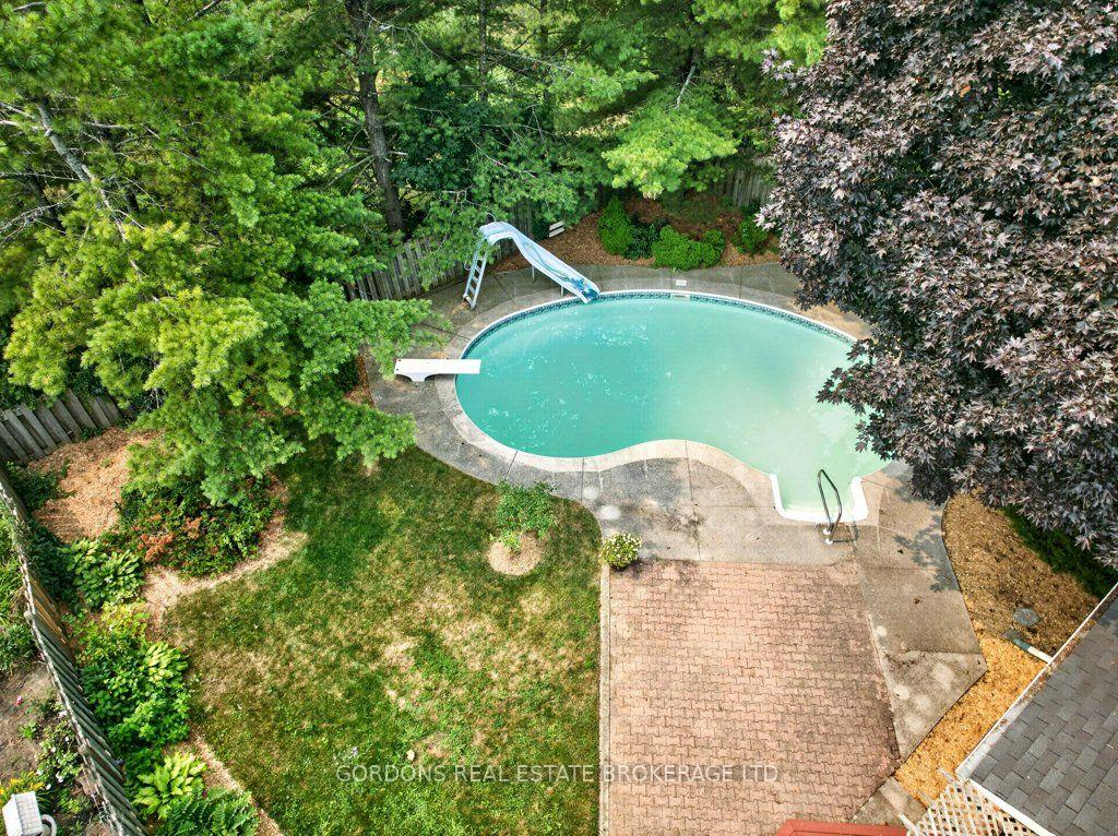 Photo 2 of 24 Nottingham Place, Kingston, West of Sir John A. Blvd — HOMEH